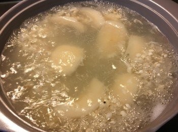 step2: 倒清水入鍋煲滾後加入雪梨、生熟薏米 、無花果，以大火煮5-10分鐘，跟住轉細火煮約45分鐘