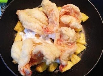 step11: 蝦子倒入鳳梨鍋裡，關火拌兩下即可起鍋裝盤。
可以磨一些檸檬皮（綠色的部份）在上面，增加香氣。