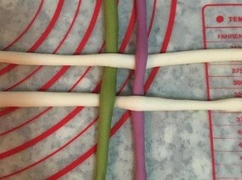 step12: 交叉排列，牛奶麵條先平行擺好，在中心點右邊一點放上紫薯麵條，再將紫薯麵條壓在下方的牛奶麵條下；接著在中心點左邊一點放上抹茶麵條，並將抹茶麵條壓在上方的牛奶麵條下；