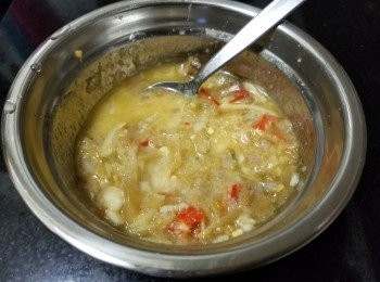 step6: 加少少糖，麻油，生粉，燒酒，雞粉，胡椒粉，生抽撈好