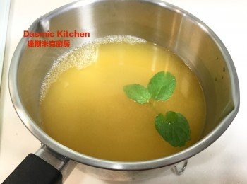 step5: 再加入擠過汁的金桔皮、 新鮮薄荷葉