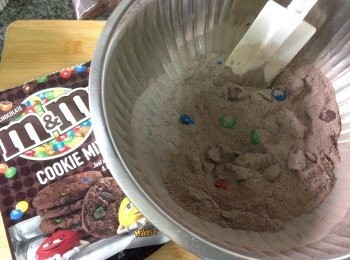 step2: 再加入防潮可可粉拌勻並加入蛋黃搓成曲奇粉麵團，加入雲尼拿香油及朱古力及橙皮粒搓混