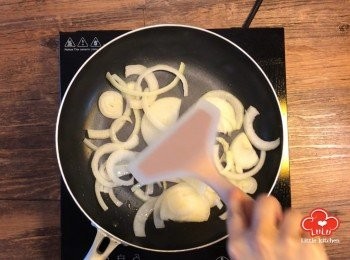 step3: 落油開中火，先加少許鹽爆香洋蔥