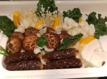 step2: 除烏冬和響鈴會中途涮火鍋, 其他材料鋪排在鍋中。