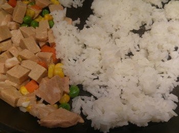 step3: 之後炒熱冷飯, 其間將三湯匙椰青水和鹽同炒。