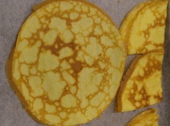 step4: 煎好的<span class="group_3">餅皮</span>可以先摺好, 之後放入雪櫃雪凍。