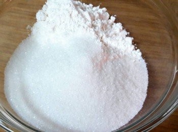 step2: 把所有粉類和糖放到乾淨容器中拌勻