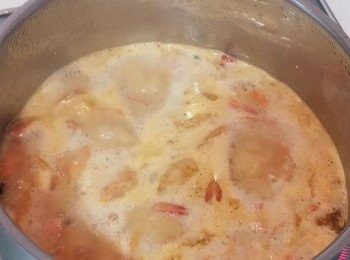 step3: 而家可以加入冬蔭功湯，湯包及水。煲10分鐘。