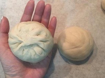 step21: 包成包子狀，反過來開口朝下的擺在鋪了烘焙紙的烤盤上。
註：不用太在意幾摺或好不好看，只要開口捏緊就可以喔。