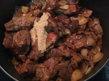 step9: 再放入牛肉塊、醬油、糖、白胡椒粉；