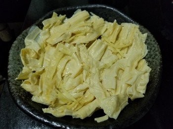 step7: 將枝竹浸泡後，用水汋 10 分鐘