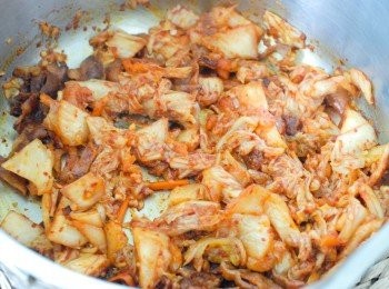 step2: 燒熱鑊後下少許油，炒泡菜一分鐘，然後下煙肉，再炒一炒