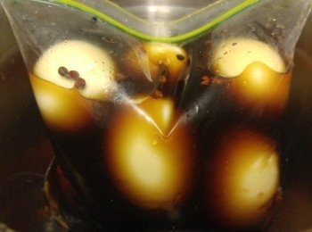 step4: 將液體類先放入保養袋或保鮮盒內搖混, 之後加入花椒八角, 液體如果蓋不到雞蛋, 每日轉一轉雞蛋位置。雞蛋需放入雪櫃冷藏, 當蛋切開後回温一陣蛋黃會更軟化。
