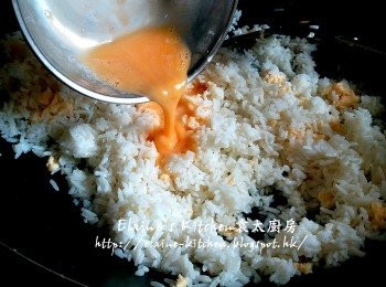 step11: 再加入餘下份量蛋液 , 拌炒至冷飯乾身
