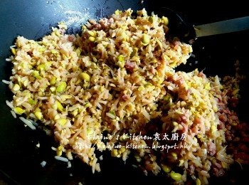 step11: 加入大豆芽後贊少許酒 , 用中火拌勻炒至豬肉熟透