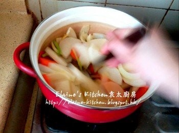 step6: 煲內放入白蘿蔔 , 甘旬 , 洋蔥 , 薑絲及蔥段用中火拌炒數分鐘