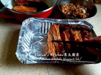 step9: 之前切件醃好的五花肉放入錫紙盆或大碗內