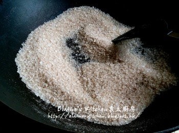 step5: 用慢火慢慢炒至粗鹽發出熱力(大約需時5分鐘)