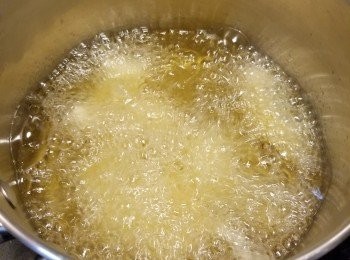 step5: 燒熱滾油,將素蝦脆漿炸至金黃即可