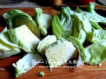 step4: 分別將白蘿蔔切厚片 , 甘旬切片 , 洋蔥切件 , 椰菜切大塊