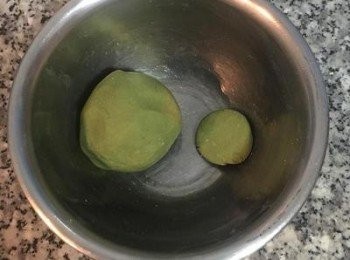 step6: 逐色分別加入水，用叉子先混勻到沒水份後，再用手揉成糰，並取約1/10的麵糰揉圓後壓扁做為「粿脆」。