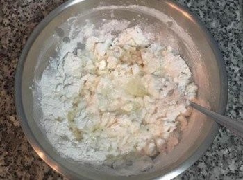 step3: 接著倒入冷水和油，並再次用叉子或筷子拌勻到看不到液體。