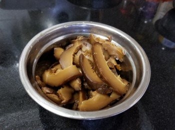 step2: 將冬菇浸泡後切片