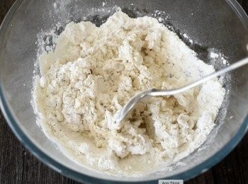 step2: 將酵母、糖和牛奶拌勻，靜置10分鐘。將酵母倒入麵粉內，拌勻成麵糰