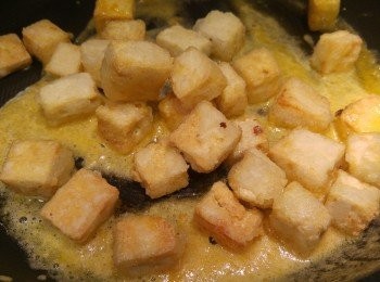 step8: 脆豆腐回鑊, 炒到炸豆腐每粒醮有牛油咸蛋醬。