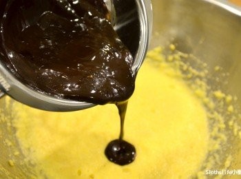 step5: 此時再將融化完成的苦甜巧克力加入步驟4攪拌均勻