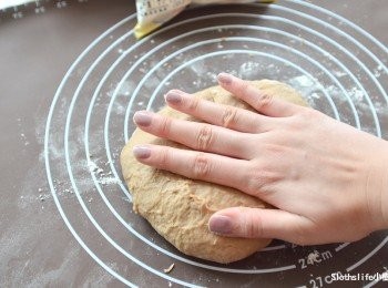 step3: 揉好的麵糰撒高筋麵粉避免沾黏用手將空氣壓出揉成光滑圓形