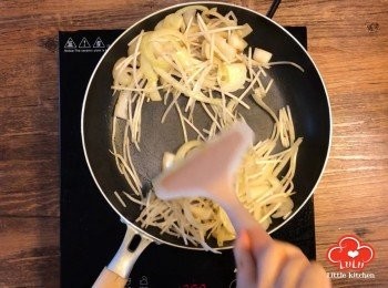step4: 洋蔥轉金黃色後，加入銀芽爆炒