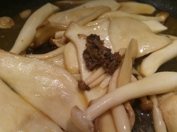 step3: 最後加入黑松露炒勻即完成。