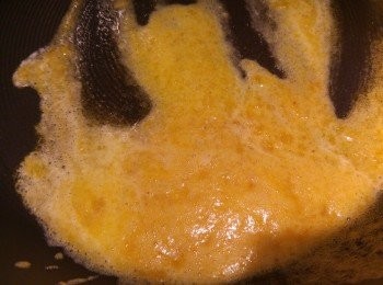 step7: 將牛油和咸黃醬炒混, 牛油咸黃醬需炒到起泡。