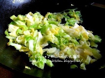 step5: 將椰菜放入鑊中加少許鹽及水拌勻 , 蓋上蓋用中火煮3分鐘至椰菜軟身 , 先盛起