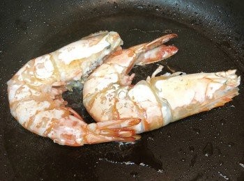 step3: 鑊中放約4湯匙油，燒熱。蝦用水略沖，抹乾後放鑊中用中火將兩邊煎至金黄，撈起。