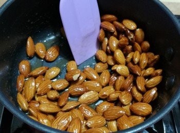 step2: 下蜂蜜，不斷攪拌。