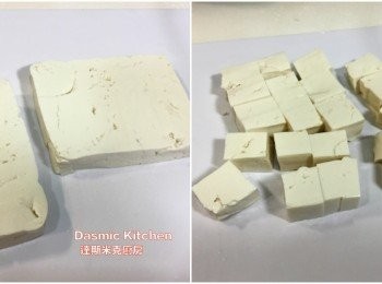 step2: 豆腐用廚房紙巾稍微吸乾水分，先橫向剖半、再切成小塊狀(約2cm方塊狀）