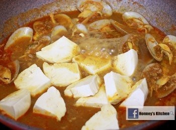 step4: 加入辣椒粉炒勻後, 加入水煮沸, 放入蛤蜊煮至熟透後加入豆腐同煮