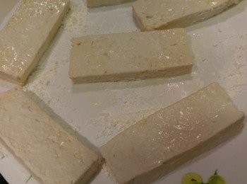 step2: 豆腐表面撲上粉。
