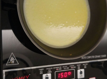 step2: 先將雞蛋打發，加糖加奶攪勻，麵粉分幾次加入蛋漿內，最後加入油攪勻，麵糊過篩一次備用。