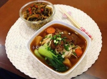 step12: 麵和青江菜煮熟瀝乾後，倒入紅燒牛肉湯中，再撒上蔥花即可享用。搭配酸菜更棒！！