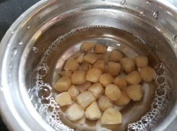 step5: 元貝，用清水沖洗後浸泡至軟身, 連水倒入煲湯