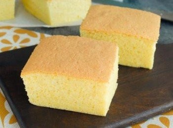 step5: 蛋糕出爐後，在桌上重摔幾次，待涼後切件享用 （*不用倒扣的）