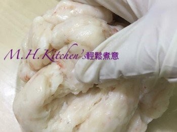 step2: 戴上手套>把蝦滑由離大碗中撻幾下令蝦滑回復起膠狀