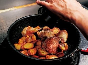 step17: 熄火，扭轉研磨器數圈撒入黑胡椒，快速翻動平底鍋，利用餘熱讓整鍋覆滿香氣。(等熄火後再撒入胡椒。如果有切細的荷蘭芹，和胡椒一起加入也很美味。)