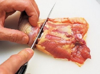 step1: 從關節將雞腿肉切分開來。(從雞腿肉正中央稍微靠棒腿肉的關節處下刀，將棒腿肉與腿排肉切分開來。將菜刀抵在距離棒腿肉底部2㎝左右的位置，畫圓繞一圈切斷肌腱。用刀尖割掉雞皮，將底部塑形成丸狀)