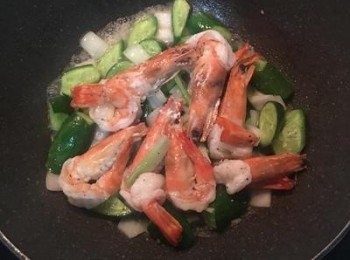 step8: 下<span class="group_2">調味料</span>拌炒，延鍋邊倒入許的米酒熗炒；試小黃瓜的味道後調整鹹度。