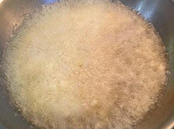 step9: 玉米粒下鍋，維持中火炸，炸到泡泡變少，玉米粒浮起。便可轉大火逼油，並撈起濾油。不要炸到有爆米花的聲音喔～