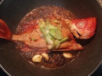 step7: 加入糖和適量的水，撒入白胡椒粉，燒滾後試味道調整。